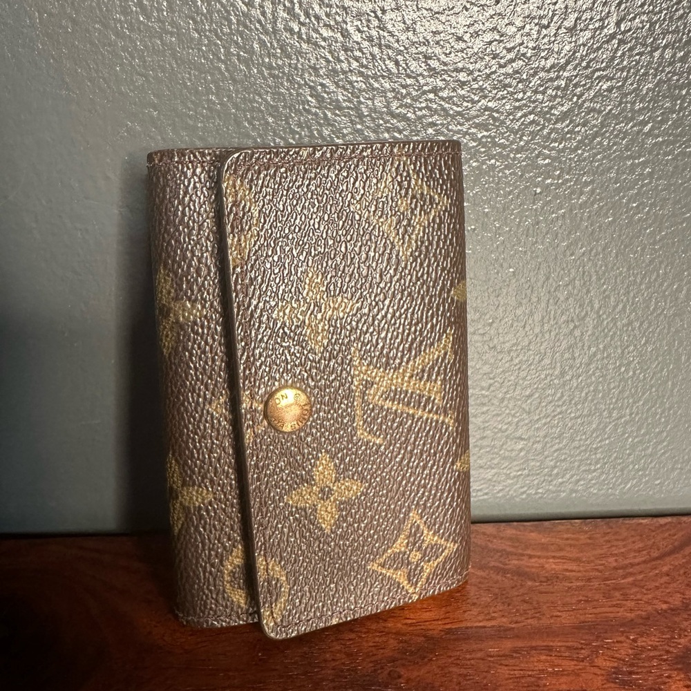 Louis Vuitton - brown monogram - gold hardware - key case/holder